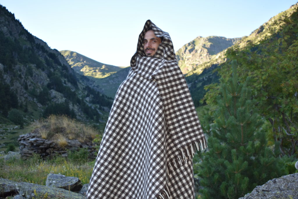 La manta de pastor 10 llana ovella Andorra artesania Manta de pastor (Tapaboques)