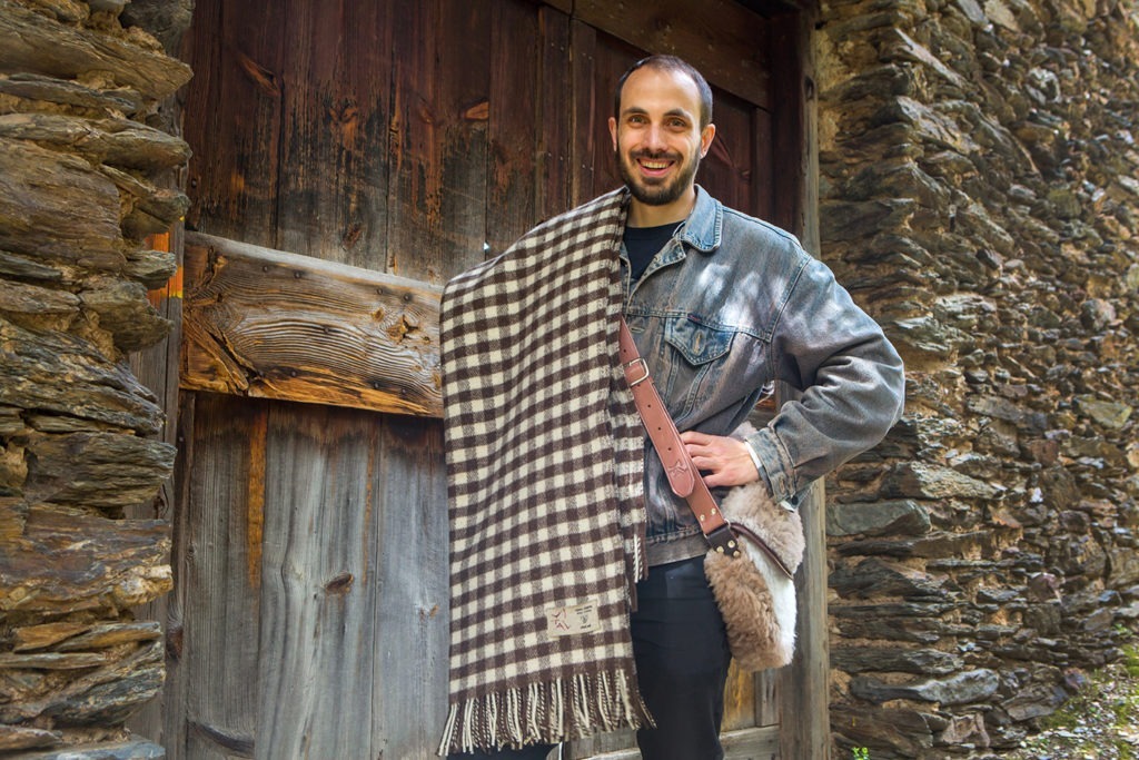 La manta de pastor 9 llana ovella Andorra artesania Manta de pastor (Tapaboques)